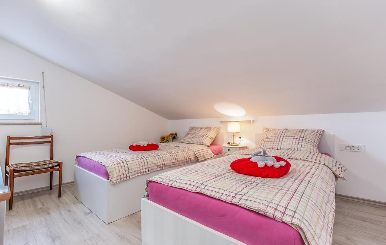 Ivana B4 N1 Poreč Buitenkant foto