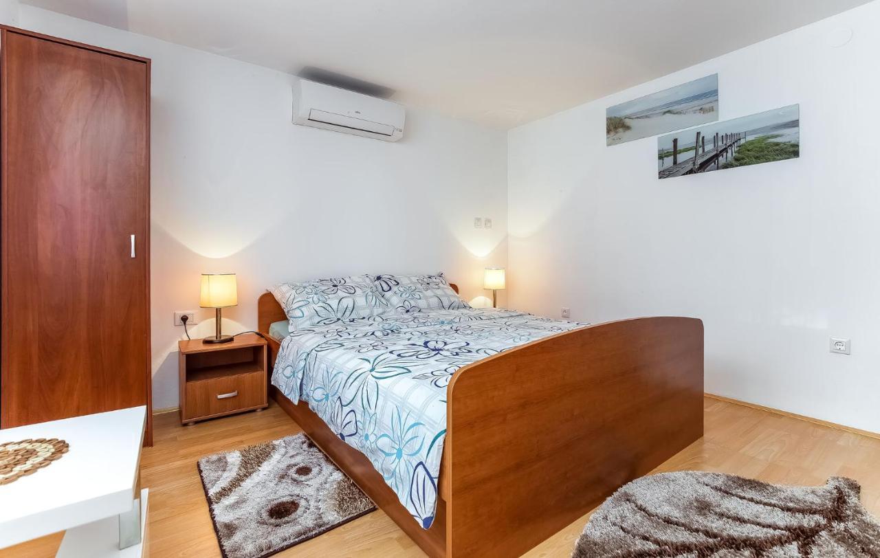 Ivana B4 N1 Poreč Buitenkant foto
