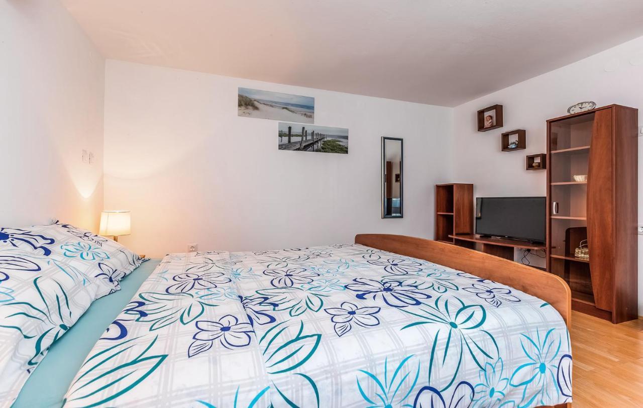 Ivana B4 N1 Poreč Buitenkant foto
